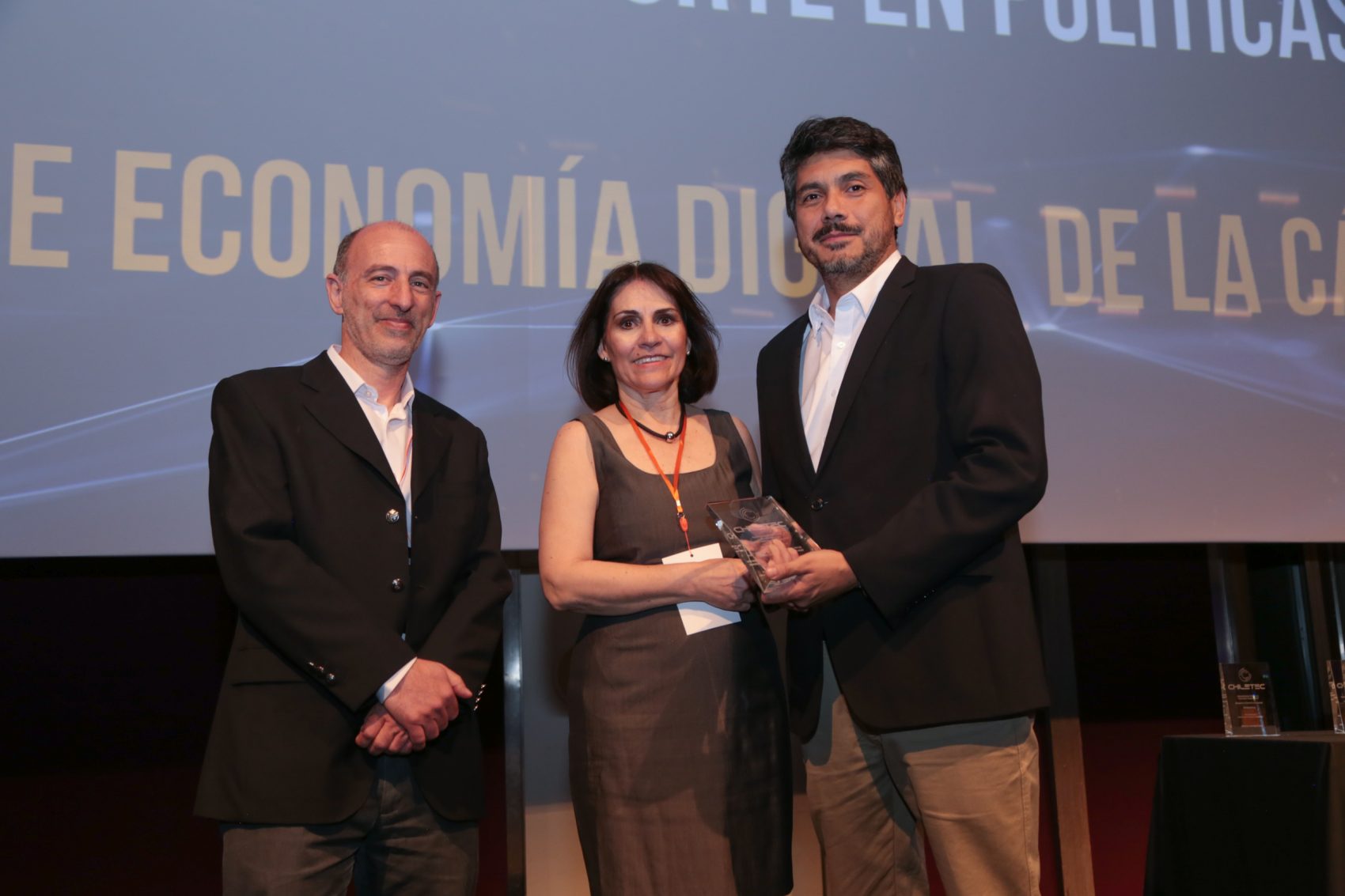 Chiletec entregó al Centro de Economía Digital de la CCS el premio “Aporte en Políticas Públicas en Tecnología” del 2018.