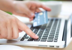 Comercio electrónico de bienes cae un 32% real en abril